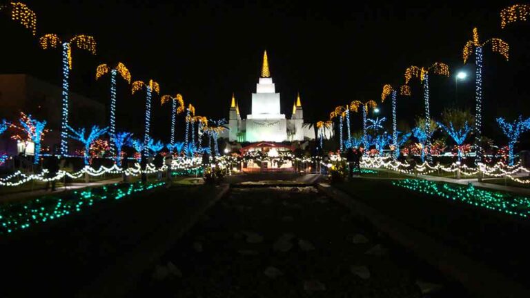 Oakland_Mormon_Temple_at_Christmas