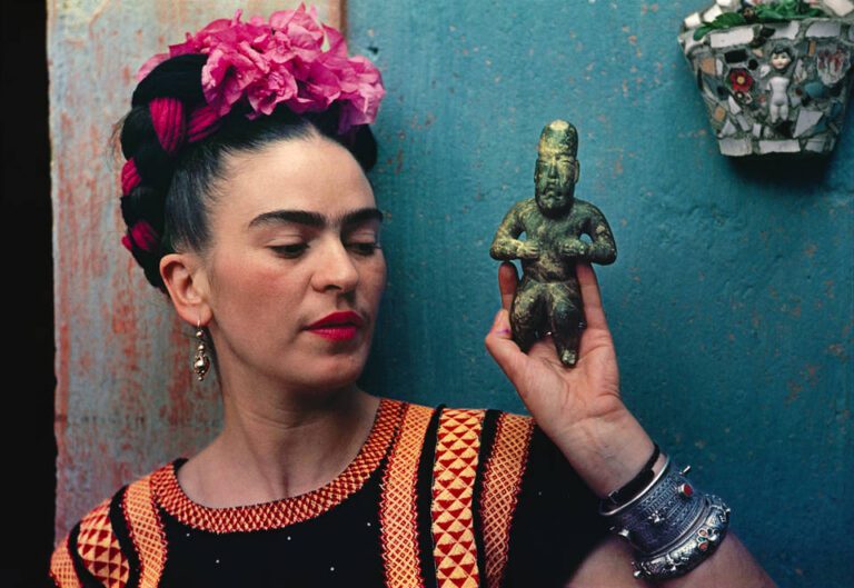 frida with statue