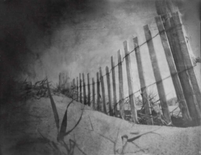 end-fence-pinhole